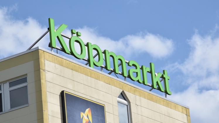 Auf dem Köpmarkt stellt eine Bankfiliale ihren Betrieb mit Mitarbeitern ein.