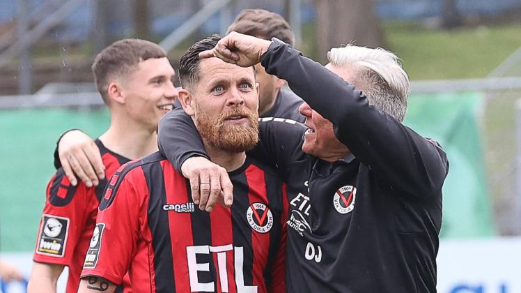 Olaf Janssen, Trainer Koeln, und Mike Wunderlich nach dem Sieg, Viktoria Koeln vs. FC Ingolstadt, 3. Fussball-Bundesliga