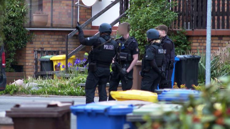 Stundenlanger Nervenkrimi in Rostocker Wohngebiet löst Polizeigroßeinsatz aus: Sportschütze verschanzt sich in Haus und kündigt Suizid an – SEK überwältigt 53-Jährigen