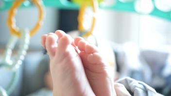 Baby-Füße mit Flusen