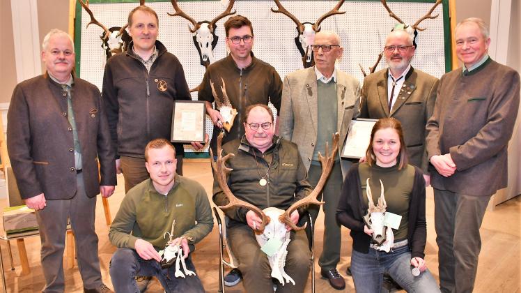Ankum, Jahresversammlung 2023 der Jägerschaft Bersenbrück in Ankum; Ehrungen und Auszeichnungen standen im Mittelpunkt der Jahresversammlung der Jägerschaft Bersenbrück, die Vorsitzender Klaus Overbeck (links) und Kreisjägermeister Martin Meyer Lührmann (rechts) vornahmen. Foto: Björn Thienenkamp
