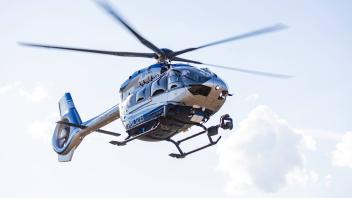 Ein Polizeihubschrauber der Hubschrauberflotte der Polizei Baden-Württemberg kreist in der Luft 04.09.2022: Ein Polizeih