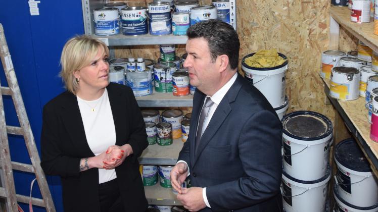 Malermeisterin Jessica Hansen in Osterby informierte Bundesarbeitsminister Hubertus Heil in ihrem Betrieb „Die Malerein“  über das seit einem Jahr laufende Arbeitszeitmodell einer 4-Tage-Woche. Mit dem Besuch löste Heil sein Versprechen ein, das er Hansen im März in der ARD-Sendung „Hart aber fair“gab.
