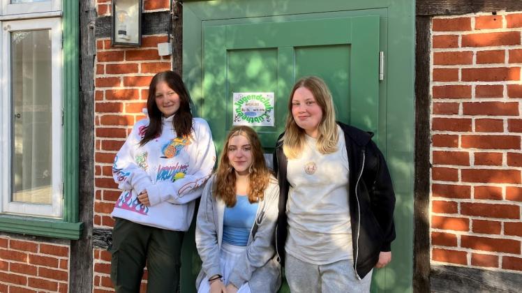 Lara-Sophie, Lina und Lisa (vl) sind von den Angeboten des Jugendclubs begeistert