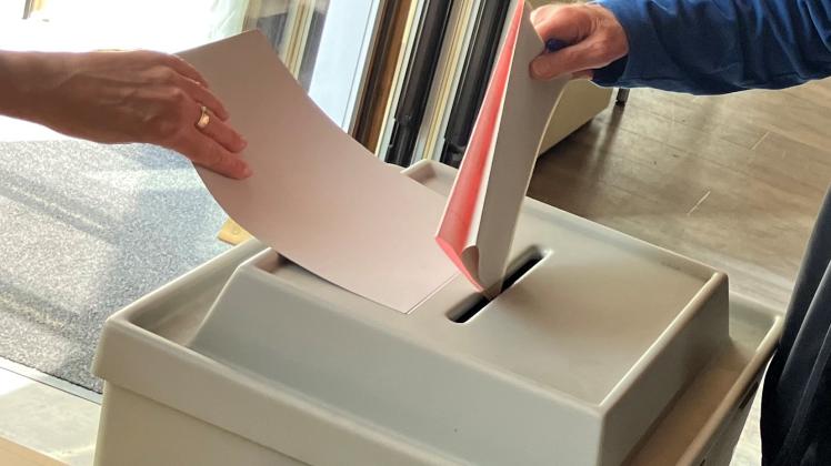 Wahlurne und Stimmabgabe im Ellerauer Bürgerhaus