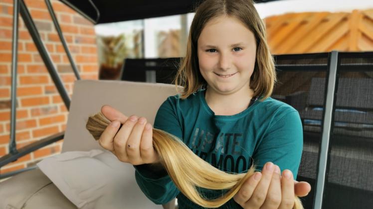 Edda Düsing hat sich von ihren Zopf abschneiden lassen. Die Haare sollen gespendet werden zur Herstellung von Perücken für krebskranke Menschen.