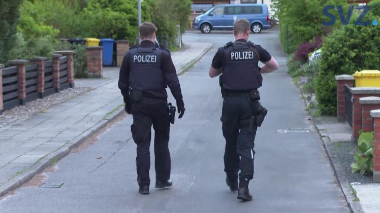 Im Video: SEK stürmt Wohnung und verhindert Suizid in Rostock