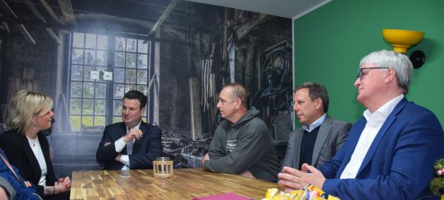 4-Tage-Woche: Hubertus Heil besucht Malermeistern in Osterby