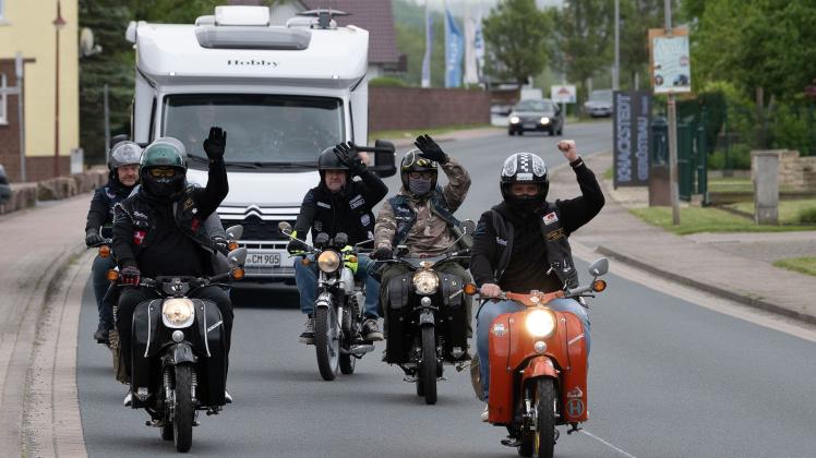 Moped-Gruppe "Heinser Fittschen" startet nach Barcelona
