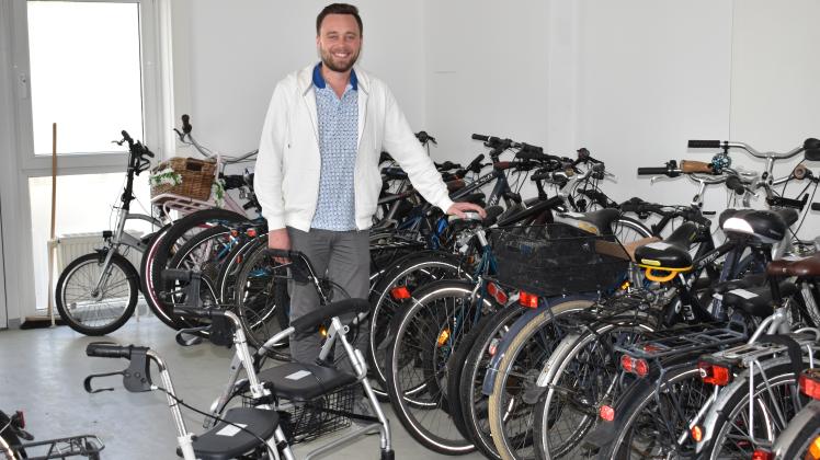 Ziemlich viele Fahrräder kommen über das Jahr im Rostocker Fundbüro zusammen. Doch am meisten werden Schlüssel verloren, weiß Fundbüro-Leiter Timo Ahrens. 