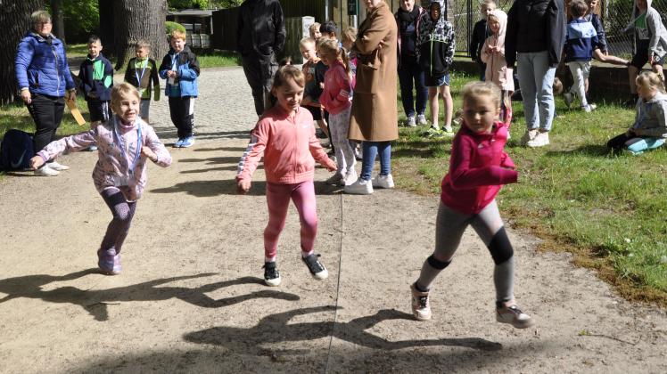 Die ersten Läuferinnen, der Jahrgang 2016 weiblich, wird auf die Strecke geschickt.