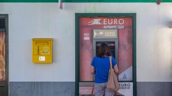 Eine Frau steht an einem Geldautomaten der Targobank in der Nähe von Arrecife ( Lanzarote Kanarische Inseln) Geldautomat