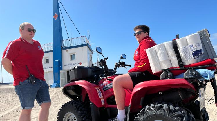Erleichtert: Wachturm-Leiter Lukas Knaup von der DRK-Wasserwacht (l.) und Rettungsschwimmer Knut Bohnow sind froh, dass die Türme der Wasserwacht - hier der Hauptturm 3 in Warnemünde - eingerichtet werden. Ab 18. Mai sind sie besetzt. 