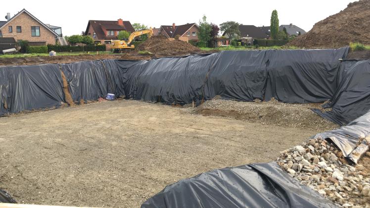 Die erste Grube im Baugebiet „Östlich Westerwieder Weg“ in Bad Laer ist schon ausgehoben.