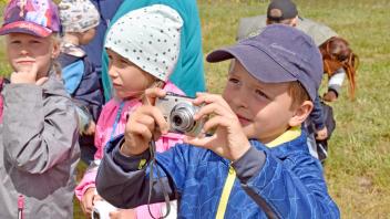 Mit kleinen digitalen Kamera gehen die Vorschulkinder auf Erkundungstour. Die Hauptmotive für die Ausstellung machen sie dann mit einer großen Spiegelreflexkamera. 