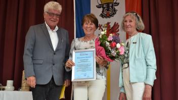 Ein Ehrenamtsdiplom erhielt Renate Lorenz (mitte), übergeben von Annerose Wendt und Krakows Bürgermeister Jörg Oppitz.