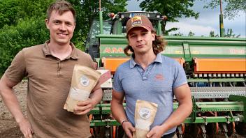 Nach dem zweiten Feldversuch waren sie erfolgreich: Jan Börgen und Till Roßberg mit regional angebautem Quinoa. Jetzt muss der Käufer zeigen, dass er die Ware möchte. 