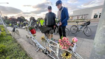 Beim Ride of Silence werden an Ghostbikes mit Blumen geschmückt. Das Rad, das an eine 2020 an der Pagenstecher Straße getötete 18-jährige erinnert, wird auch von anderen Freunden betreut.