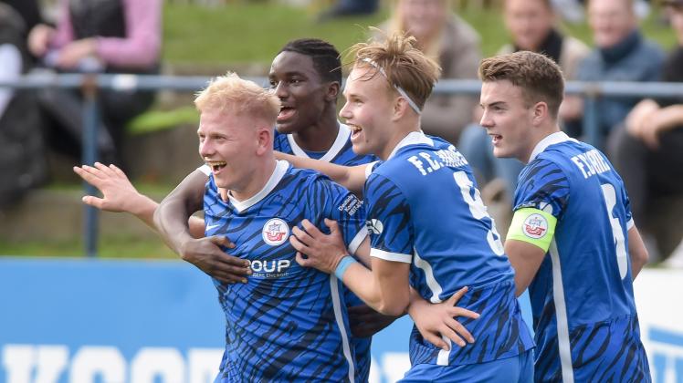 Die A-Junioren des FC Hansa - hier mit Milosz Brzozowski, Kevin Akogo, Thomas Rotfuß und Teamkapitän Joshua Krüger (von links) - feierten in dieser Saison den Bundesliga-Klassenerhalt.