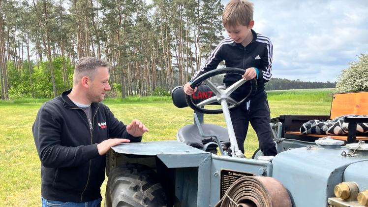 Gordon Thlamann ist Initiator des ersten Lanz Bulldog-Treffens in Klein Gottschow. Es ist ihm ein wichtiges Anliegen, auch seine Kinder - wie den neunjährigen Jonas - an die Maschinen und ihre Geschichte heranzuführen. 