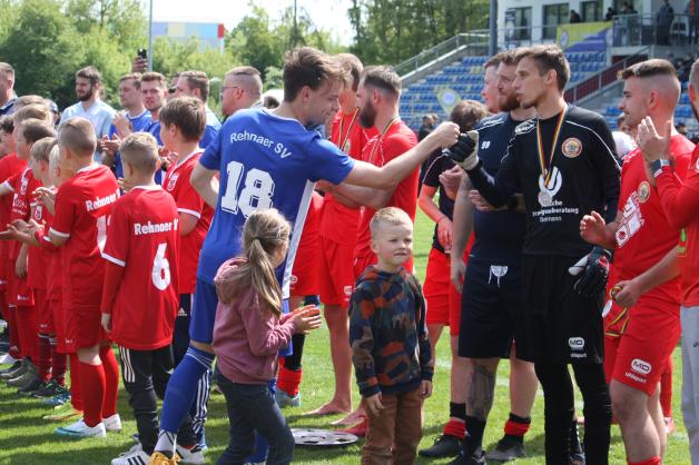 Faire Verlierer: Die FCM-Kicker standen nach Spielende den Gewinnern vor der Siegerehrung Spalier. Faire Verlierer: Die FCM-Kicker standen nach Spielende den Gewinnern vor der Siegerehrung Spalier.
