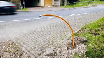 Symbolfoto zum Thema Glasfaserausbau. Ein neu verlegtes Glasfaserkabel steckt neben einer Strasse in der Erde. Buecheloh
