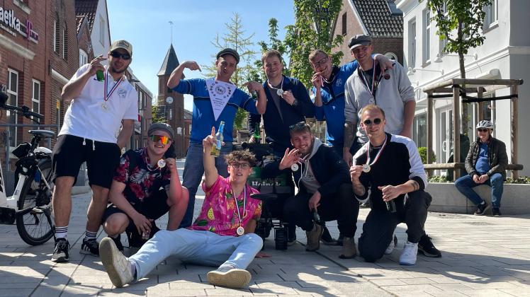 Waren mit dem Bollerwagen unterwegs: Die zweite Herrenmannschaft des FSV Wyk, die stolz ihr Medaillen präsentierten. Sie sind Meister in der Kreisklasse B Nord-West geworden. 