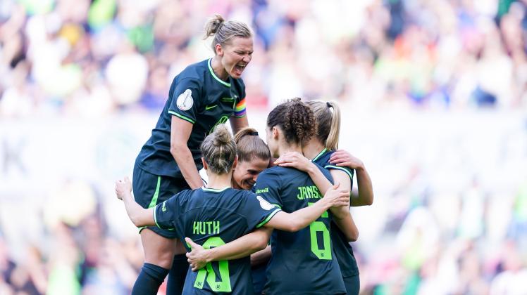 Cologne, Germany, 18th May 2023: Dominique Janssen (6 Wolfsburg) celebrates with teammates after scoring her team s four