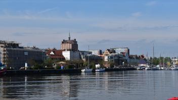 Im Rostocker Stadthafen ist eine Anlage für den Hochwasserschutz geplant.