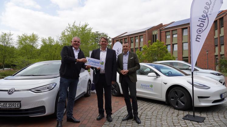 Landrat Marc-André Burgdorf (Mitte) startete gemeinsam mit Michael Lindhof, Geschäftsführer der mobileeee GmbH, (l.) und dem zuständigen Dezernenten Michael Steffens das Emsland-Carsharing. 