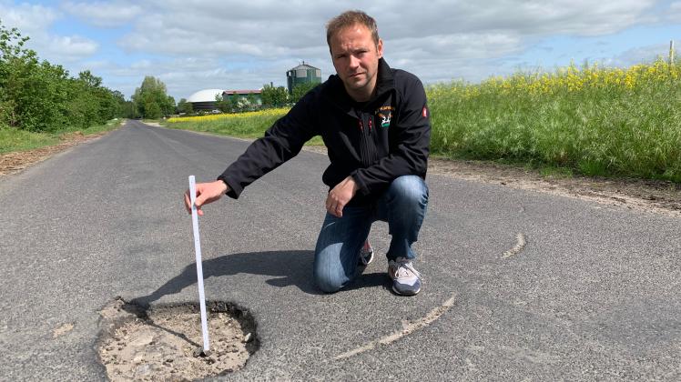Der Vorstandsvorsitzende der Agrargenossenschaft Karstädt, Jan Milatz, zeigt uns die schlimmsten Schlaglöcher mitten auf der KAP-Straße an der Milchviehanlage und Mülldeponie. 