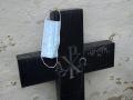 Grabkreuz mit Mundschutzmaske Grabkreuz mit Mundschutzmaske, 17.04.2021, Rassnitz, Sachsen-Anhalt Auf einem Grabkreuz li