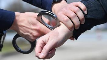 Themenbild,Symbolfoto:Festnahme,Handschellen anlegen. Polizei. *** Theme image,symbol photo arrest,handcuff police