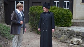Hauptdarsteller Ralf Quappen, hier in einer Szene mit Matthias Siemer (links), trägt ein bedeutsames Kleidungsstück: Einen Mantel der aus einer „Jedermann“-Aufführung aus Salzburg stammt.