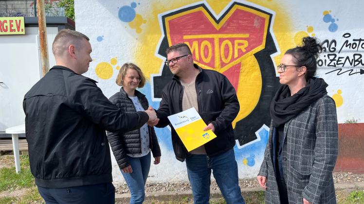 Jetzt ist es offiziell: Die SG Motor Boizenburg hat über 100.000 Euro von der Stadt für den Bau eines neuen Vereinsheimes bekommen. (v.l.: Rico Reichelt, Franziska Matthies, Christopher Härke und Janett Aukstein)