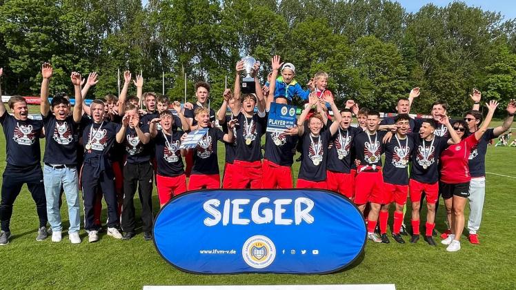 So sehen Sieger aus: Die B-Junioren des FC Förderkader René Schneider.