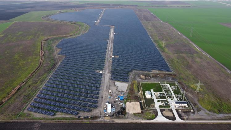 Einen Solarpark wie hier in der ungarischen Gemeinde Gerjen, der im Februar in Betrieb genommen wurde, will die IBC Solar AG an der Autobahn 31 in Holtgaste errichten. 