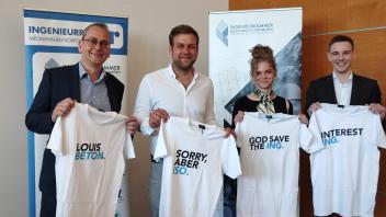 Prof. Steffen Koch (v.l.) von der Hochschule Wismar als Vertreter für Tim Cordes (3. Platz), Tim Markiwitz (1.Platz) von der Universität Rostock sowie Jeanine Ziarek und Hauke Krüger (2. Platz) von der Hochschule Neubrandenburg sind stolz auf ihre Platzierungen.