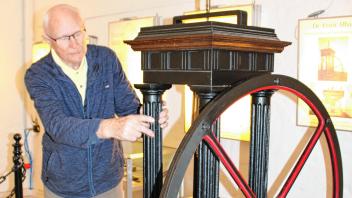 Dieter Ehrke demonstriert am Modell, wie die Albansche Hochdruck-Dampfmaschine funktioniert.Haescher$