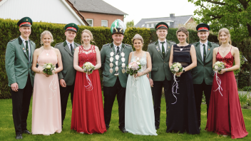 Das Königspaar Fabian Vogt und Jana Schlatter mit Throngefolge.