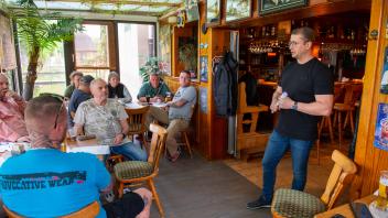 Unternehmer Marko Schultz begrüßt in der Boizenburger Gaststätte „Das Wallters“ eine Reihe interessierter Männer und Frauen, die gemeinsam mit ihm den Förderverein der Tafel seiner Stadt gründen wollen. 