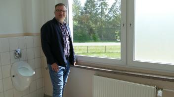 Der Vorsitzende des Lützower Sportvereins Theodor Körner bekam Beschwerden von Eltern, weil sich die Fensterfolie unter anderem in der Männertoilette gelöst hat.