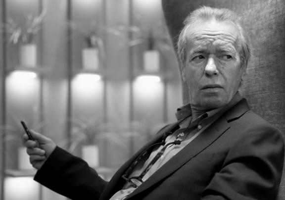 Schriftsteller Martin Amis (19. Mai): Der Autor von Romanen wie „Gierig“, „London Fields“ oder „Die schwangere Witwe“ starb im Alter von 73 Jahren. Amis galt als einer der bedeutendsten britischen Schriftsteller der Gegenwart. In einem Nachruf bezeichnete Penguin Random House den Autor als „literarisches Wunderkind“, der seinen Debütroman mit 24 Jahren herausbrachte. Schriftsteller Martin Amis gestorben
