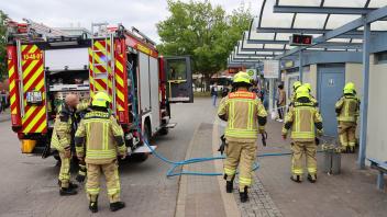 Am ZOB in Geesthacht brannte es auf der Damentoilette. Die Feuerwehr löschte, die Atemschutzträger mussten anschließend vor Ort dekontaminiert werden.