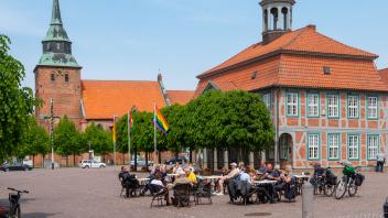 Der Markplatz in Boizenburg war am gestrigen Sonntag gut gefüllt. Alle begehrten erfrischendes Eis bei sommerlichen Temperaturen. 