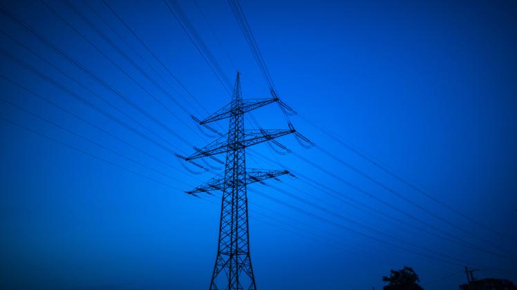 Stromleitung in der Blauen Stunde