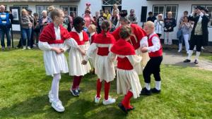 Bärbel Ruff und die Sylter Trachtenkinder führten traditionelle Tänze auf.