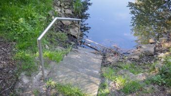 Osnabrück:  Bürgerforum Eversburg, Hafen: Badetreppe an Regenrückhaltebecken_In der Masch.  19.05.2023 