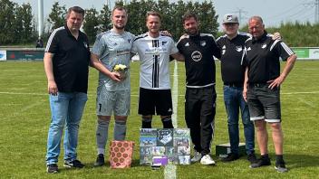 Oliver Schröter (links), Yannis Horvath (2. von links), Michel Gorny (3. von links), René Thies (3. von rechts), Stefan Pede (2. von rechts) und Frank Karstens (rechts).