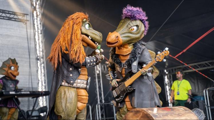 Vier Dinosaurier und ein Drache spielen bei „Hütte rockt Kids in Concert“ in Georgsmarienhütte Rockmusik für die ganze Familie.